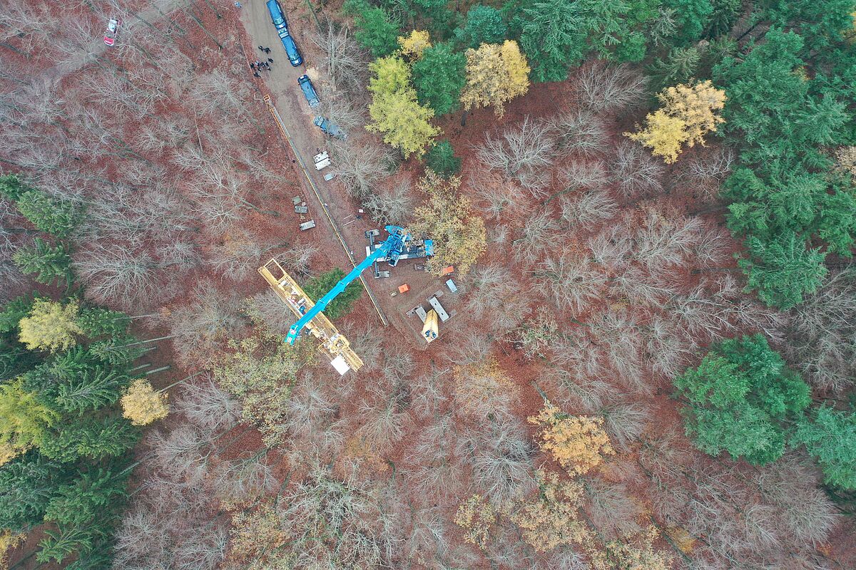 [Translate to English:]Aerial view of the project's crane in a winter forest